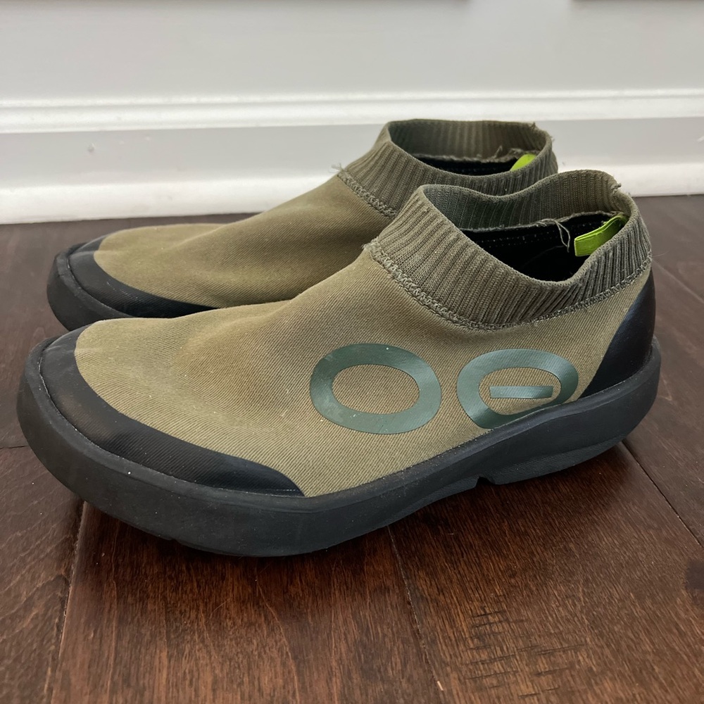 OOFOS Men’s OOMG EEZEE Mid Black Olive Green Slip On Recovery Shoes 10 Sneakers